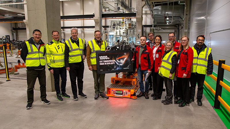 The thousandth CVT transmission rolled off the line when SVP and Chief Supply Chain Officer Tim Millwood (left, holding the sign) visited the expansion. He was accompanied by Ravshan Fayziev (VP Finance Supply Chain & NPI) (left), Valtra Managing Director Mikko Lehikoinen, Ekkehart Gläser (VP Fendt/Valtra Factory Lead), Kullervo Mansikkala, Mikko Santakallio (Project Manager), Tiina Herlevi (Director Manufacturing Valtra EME), Rachel Giannini (VP Global HR Business Partner Supply Chain), Mikko Torvelainen (Senior Manager Manufacturing Engineering and Agco Production System), Saija Hytönen (Factory Controller Valtra EME), and Buelent Ileri (VP Global S&OP Supply Chain & Logistics).