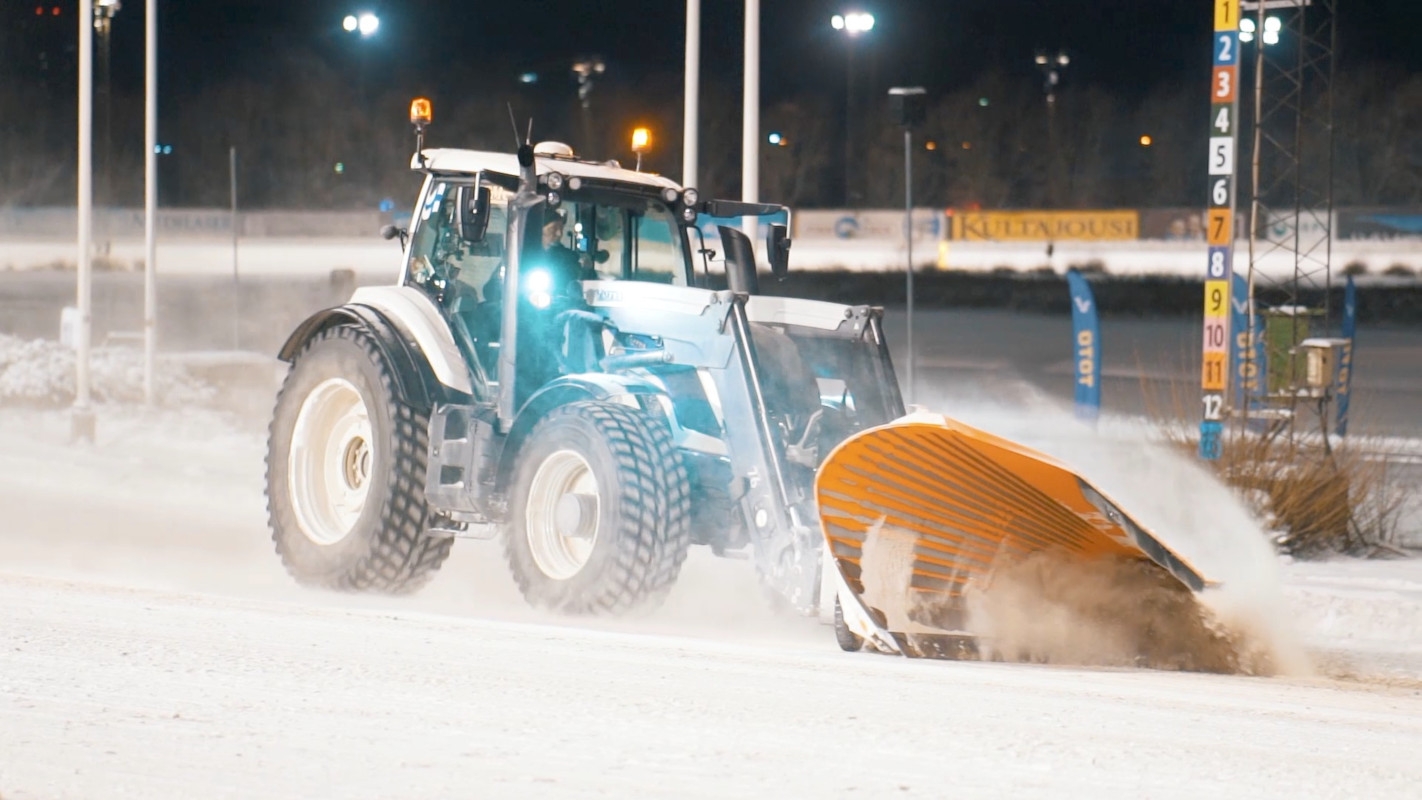 The Valtra T214 Direct has automated steering, which helps the tractor circle the racetrack on a stored route with an accuracy of approximately one centimetre.