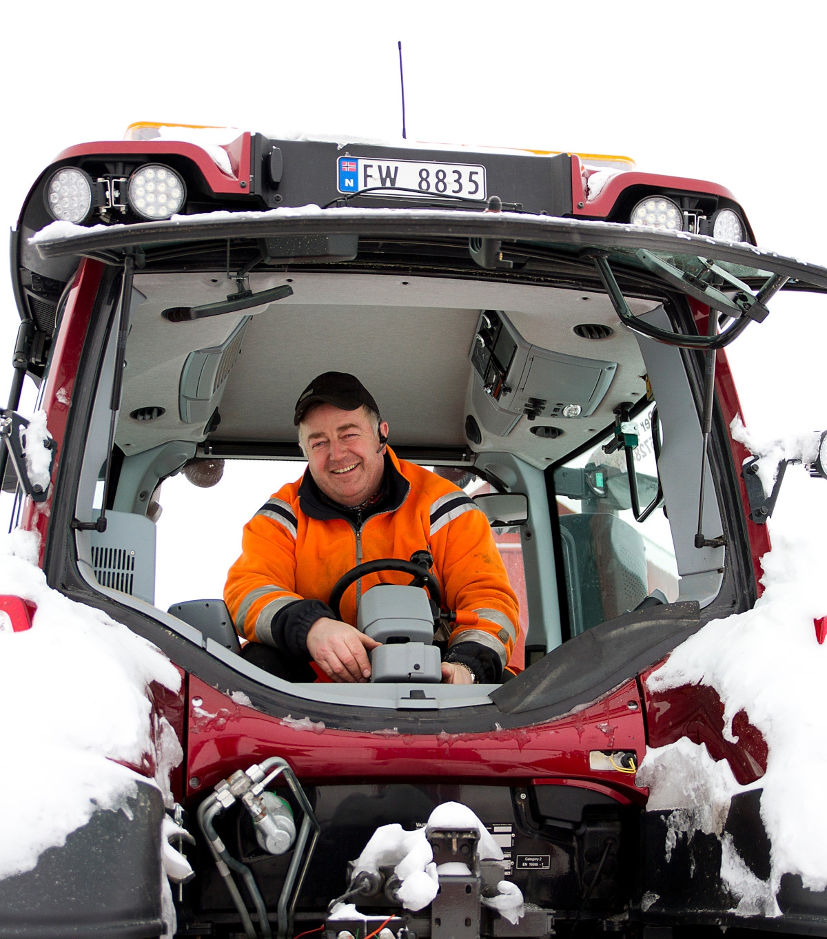 TwinTrac is great to have when Per Kristian Kylstad is opening snowed in roads in the winter. He then often backs up with the snowblower so he can see better.