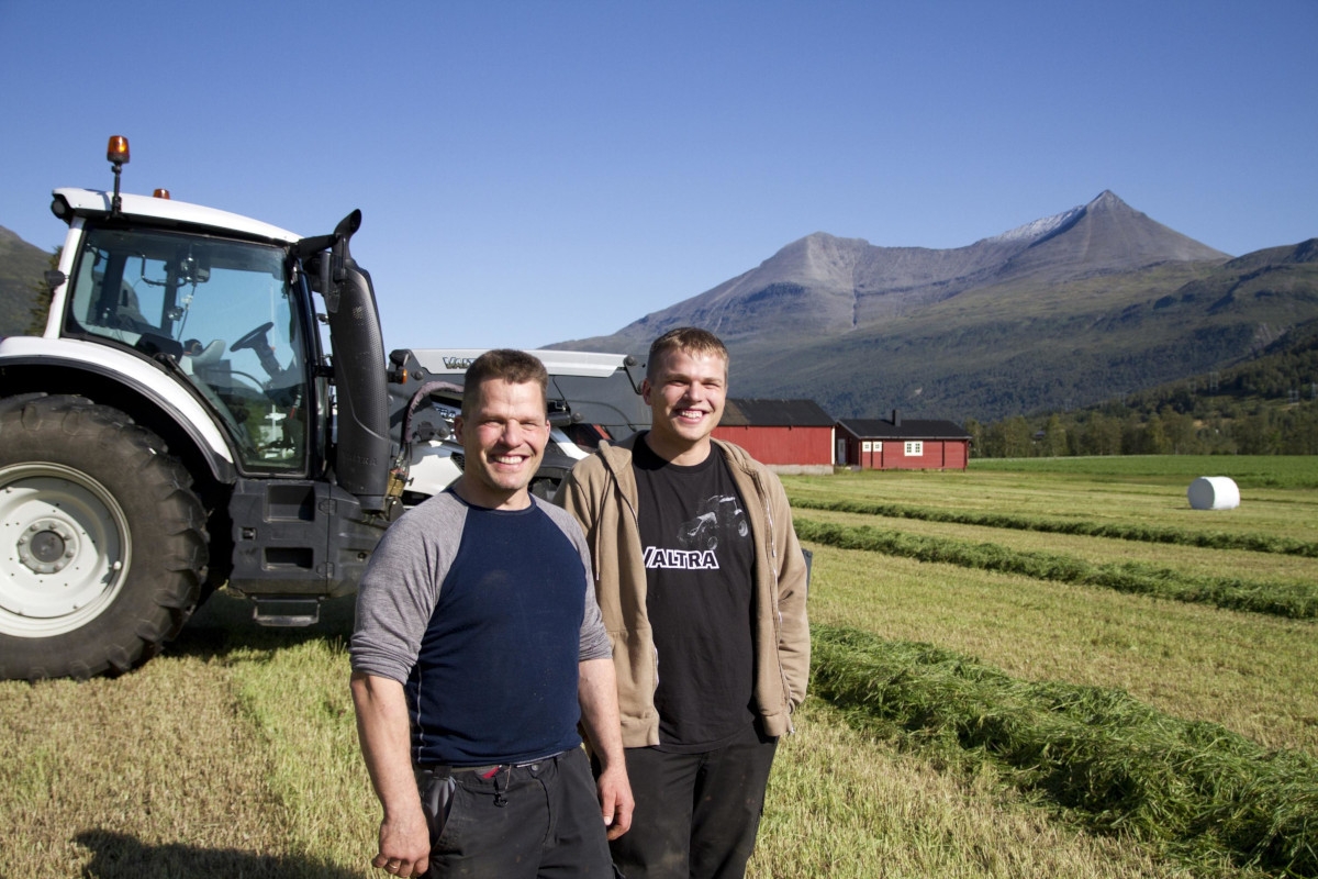 Øyvind Bjørnsen and his son Harald have always operated Valtras. Service specialist Bent Hanssen makes sure that the service intervals are maintained.