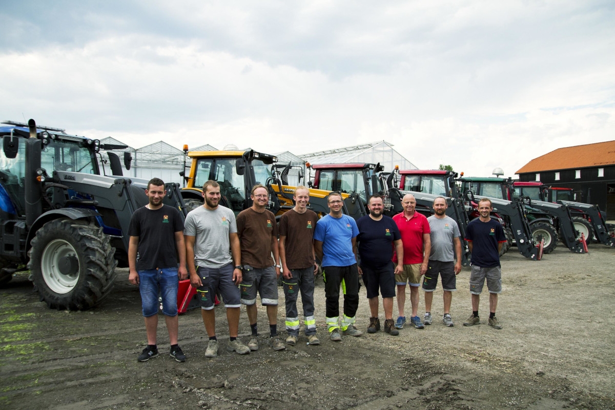 The employed operators at the Rosnes farm don't want anything but Valtra tractors. Service, follow-up, five year warranty, custom made tractors and high second-hand value are important factors. Here they are together with Eric Rosnes’ in front of the tractor park.