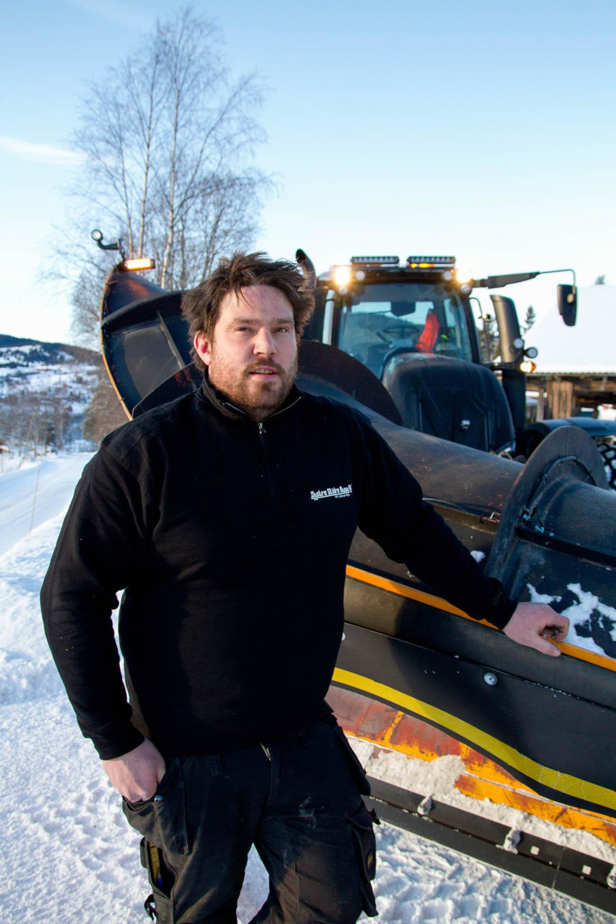 Øyvind Furulund from Rogne in Øystre Slidre ploughing and gritting the side roads along highway 51 from Fagernes to Heggenes in the direction of Beitostølen. Valtra T Series gives him the equipment he needs to do the best job possible.