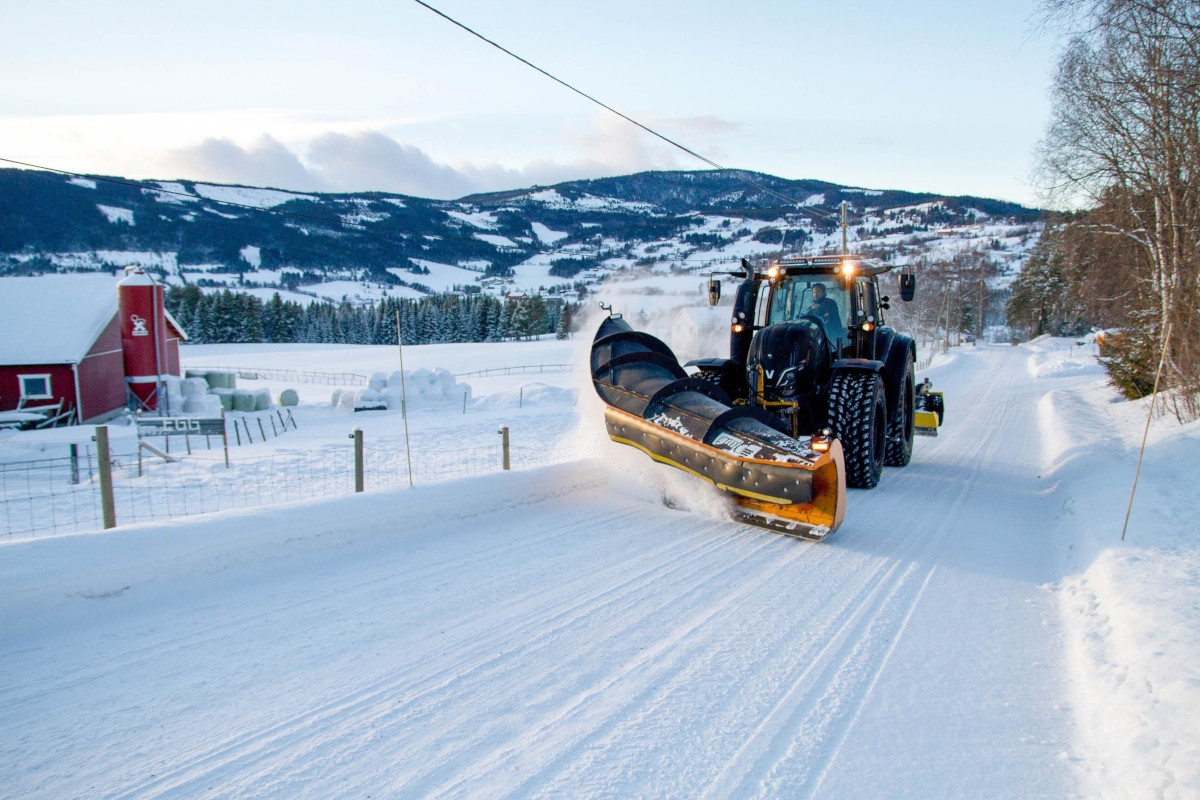 In Valdres you can have 1,5 metres of snow in no time. Valtra T234 is a compact tractor with 250 HP under the bonnet and the intuitive SmartTouch armrest for simpler control. Made in Finland for Nordic conditions, the tractor is comfortable and effective, even under the most difficult conditions.