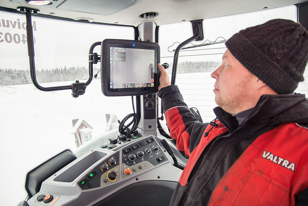 Tero Koivuranta farms potatoes at Karijoki. The T214 Direct’s automated steering is used for ridge runners, crop harvesting, ploughing and for nearly any other work. Automated steering guides the tractor to the accuracy of a few centimetres.