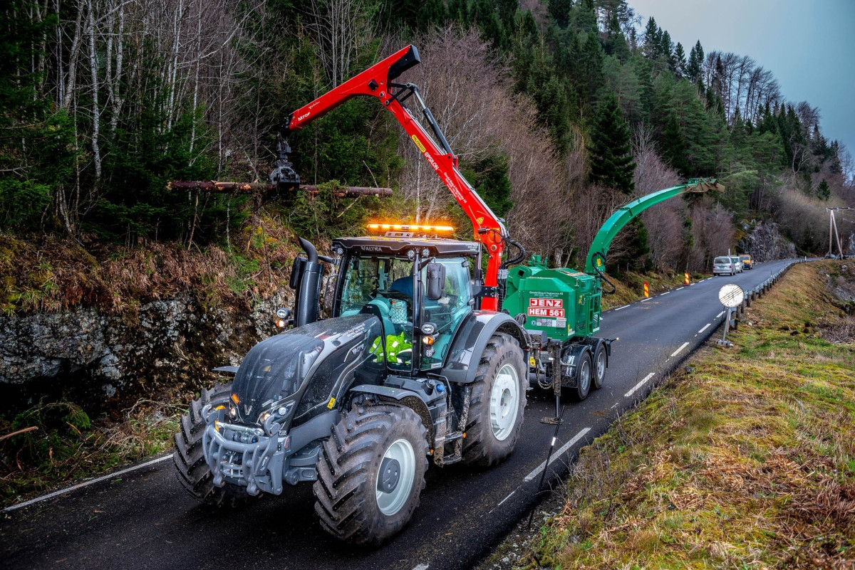 Among other tasks, the new Valtra S394 tractor is used to clear trees along the roads in Western Norway. The chipper needs minimum 350 HP, and now it gets 400 HP. It provides reliable operations, even under difficult conditions.