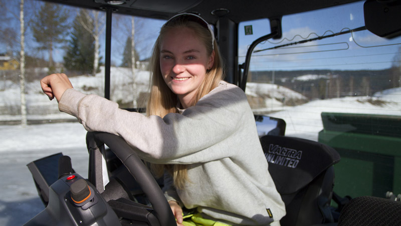 When Kristin Nyengen heads up the steep slopes of Hurdal with her dumper trailer full of gravel, it's a nice feeling to have 305 horsepower from the powerful 7.4-litre AGCO engine at the heart of the Valtra Q305. 