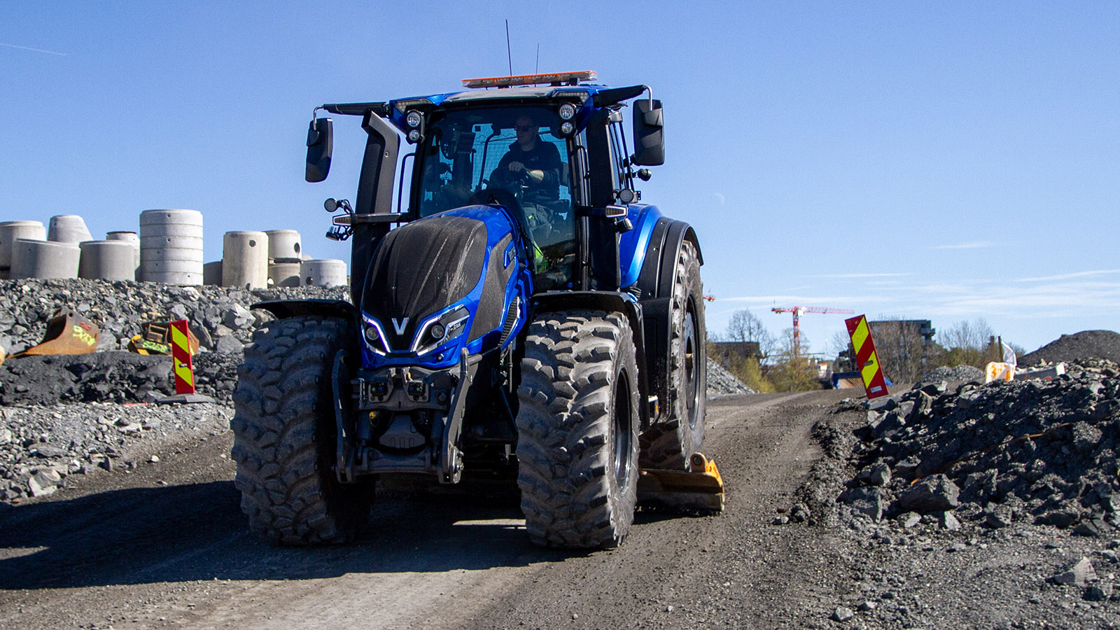 The Q305 is an easy-to-drive heavy-duty tractor with a continuously variable transmission (CVT), perfect for large and heavy machinery. With additional weights in the wheel rims and at the front, it weighs 12.7 tonnes.