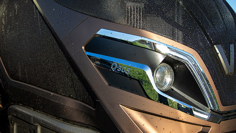 valtra-75-years-brown-matt-design_01_450x800.jpg