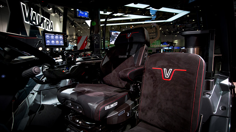 valtra-75-years-premium-package-interior_450x800.jpg