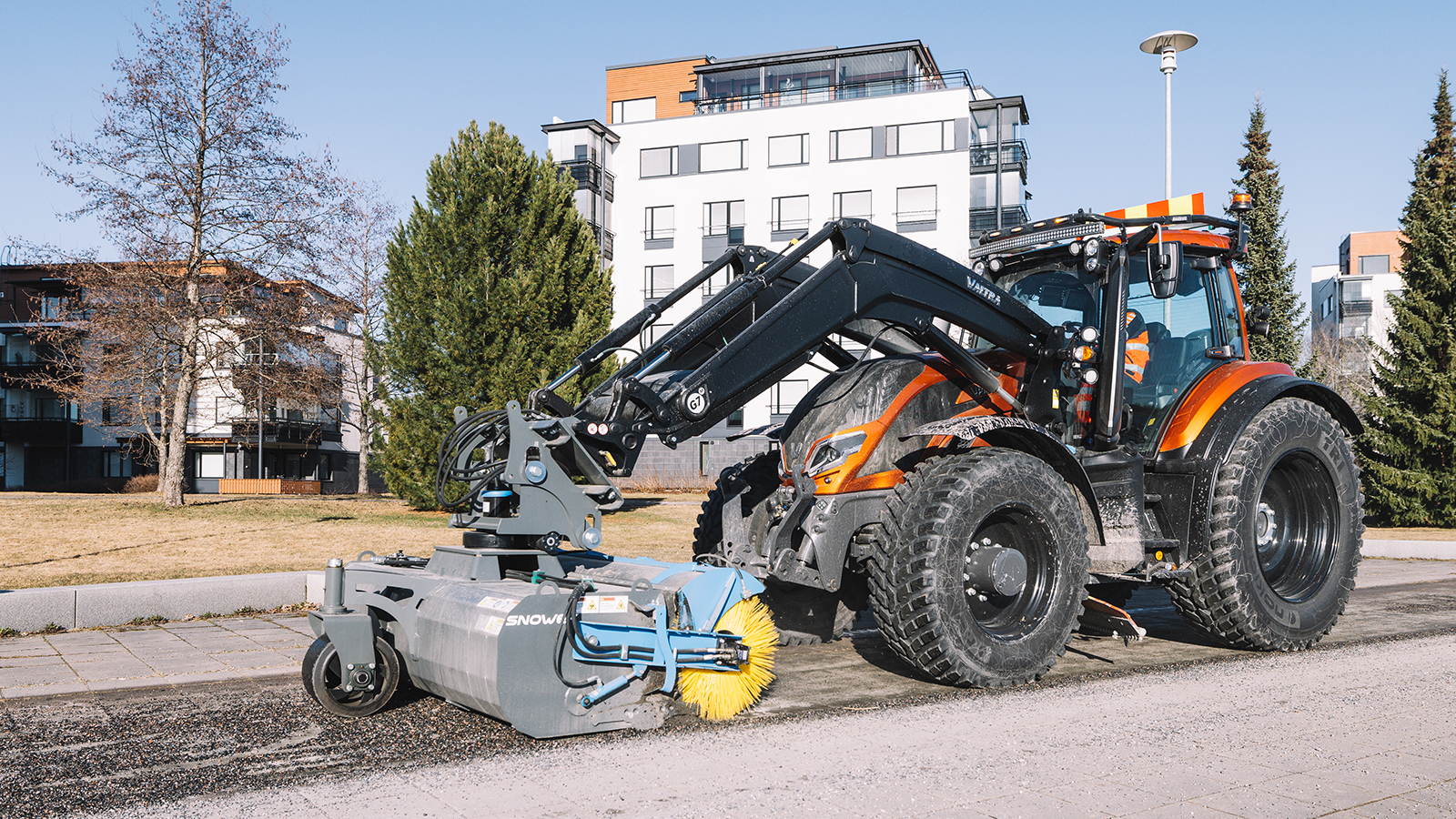 valtra-front-loaders-for-municipalities_1600x900.jpg