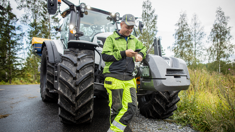 valtra-connect-tractor-driver-phone-800-450.jpg