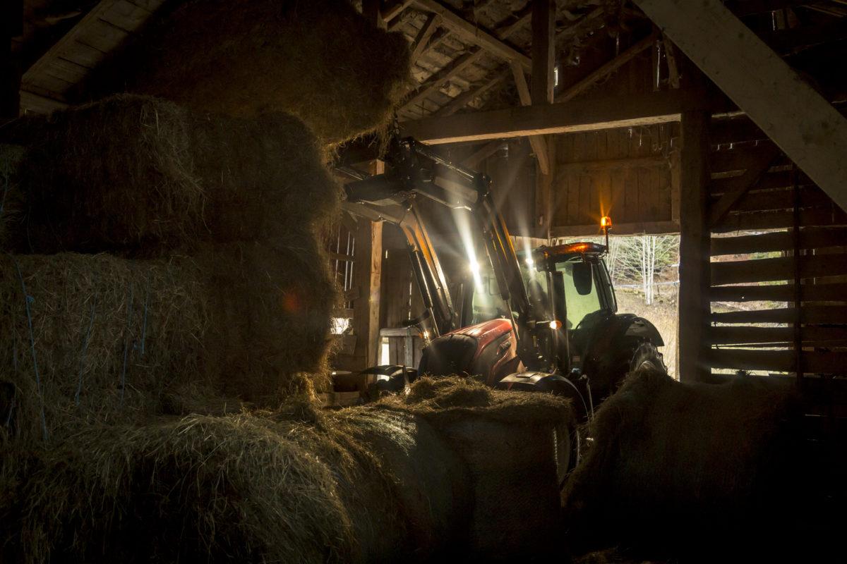 Valtra-utilisateur-Jean-Louis-Charbonnel-ferme-1-1200x800.jpg