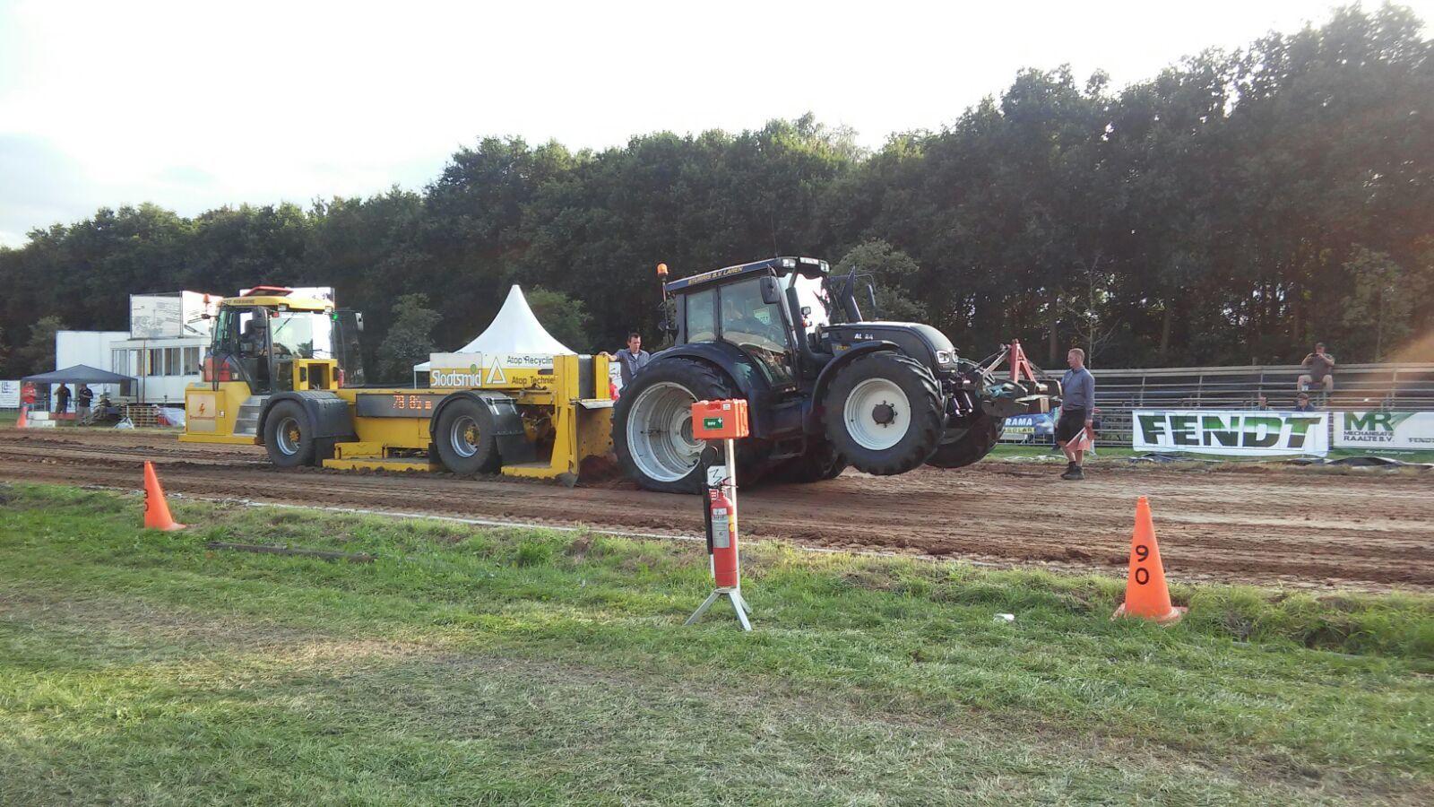 De kunst bij trekkertrek is om de motor op toeren te houden. Dat gaat met de taaie motor van Valtra heel goed.