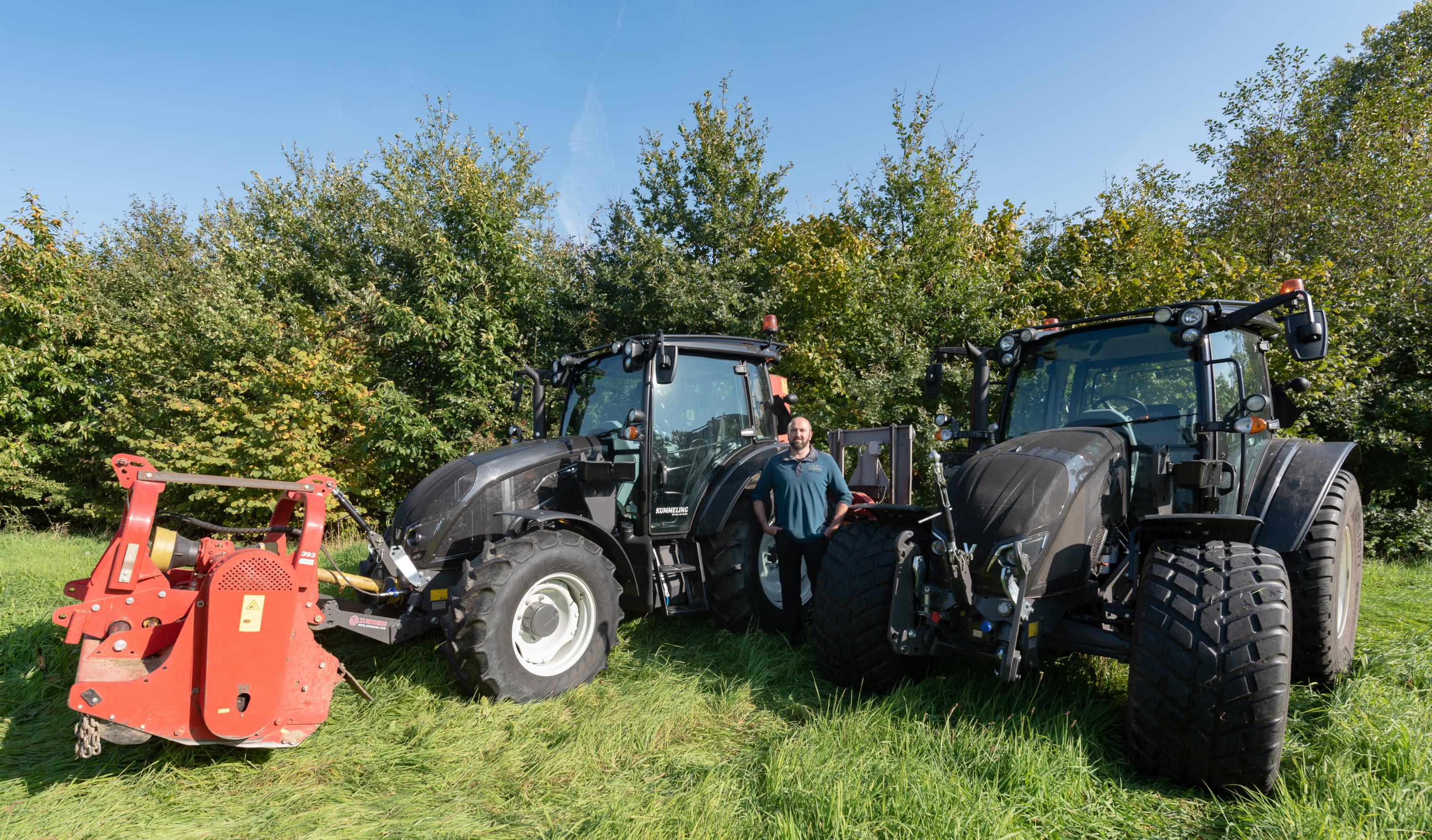 Rob Kummeling en twee Valtra A114's