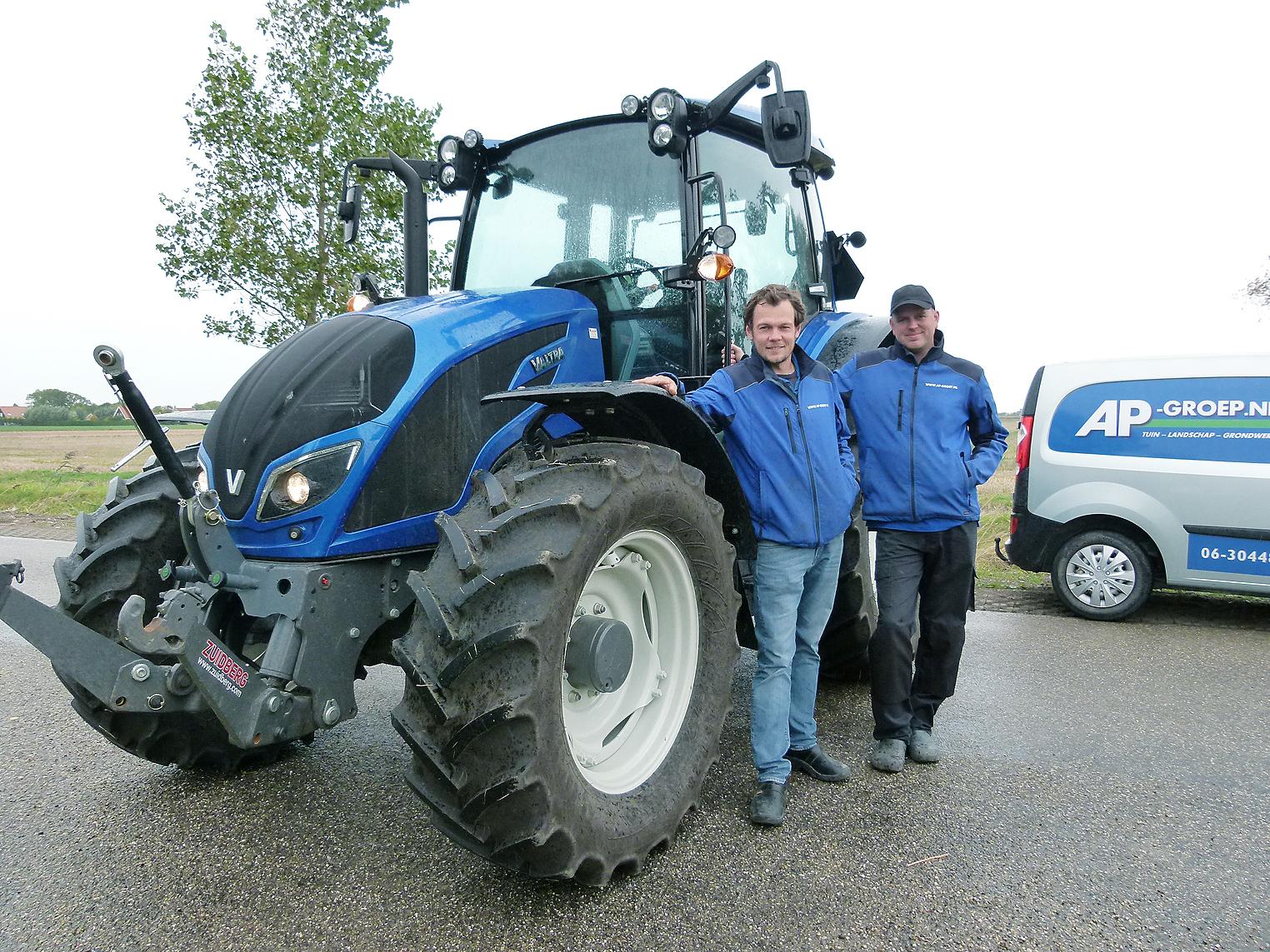 “We zochten een compacte wendbare trekker van ongeveer 110 pk en met een hoge maximumsnelheid. We doen er vrij veel transport en klein grondverzet mee en we hebben hier lange afstanden”, aldus Arian van Leeuwen.