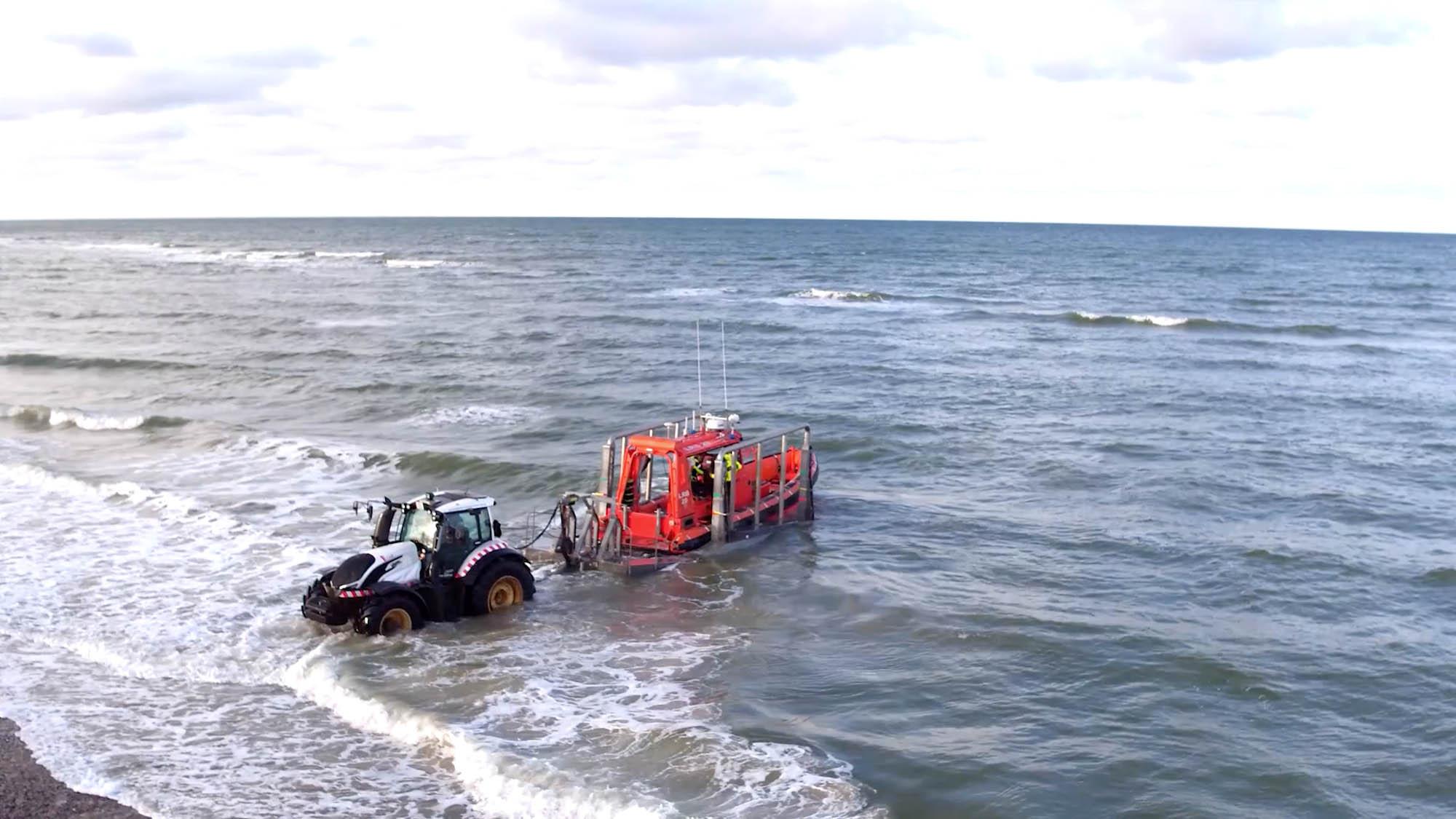 Tanskan meripelastuksen T254 Active on vedenpitävä jopa metrin syvyyteen asti. Valtrat pystyvät työskentelemään 1,40 metrin korkuisessa aallokossa.