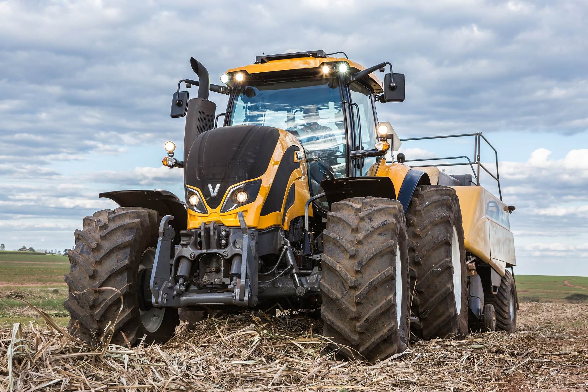 VALTRA-Trator_TCVT_230.jpg